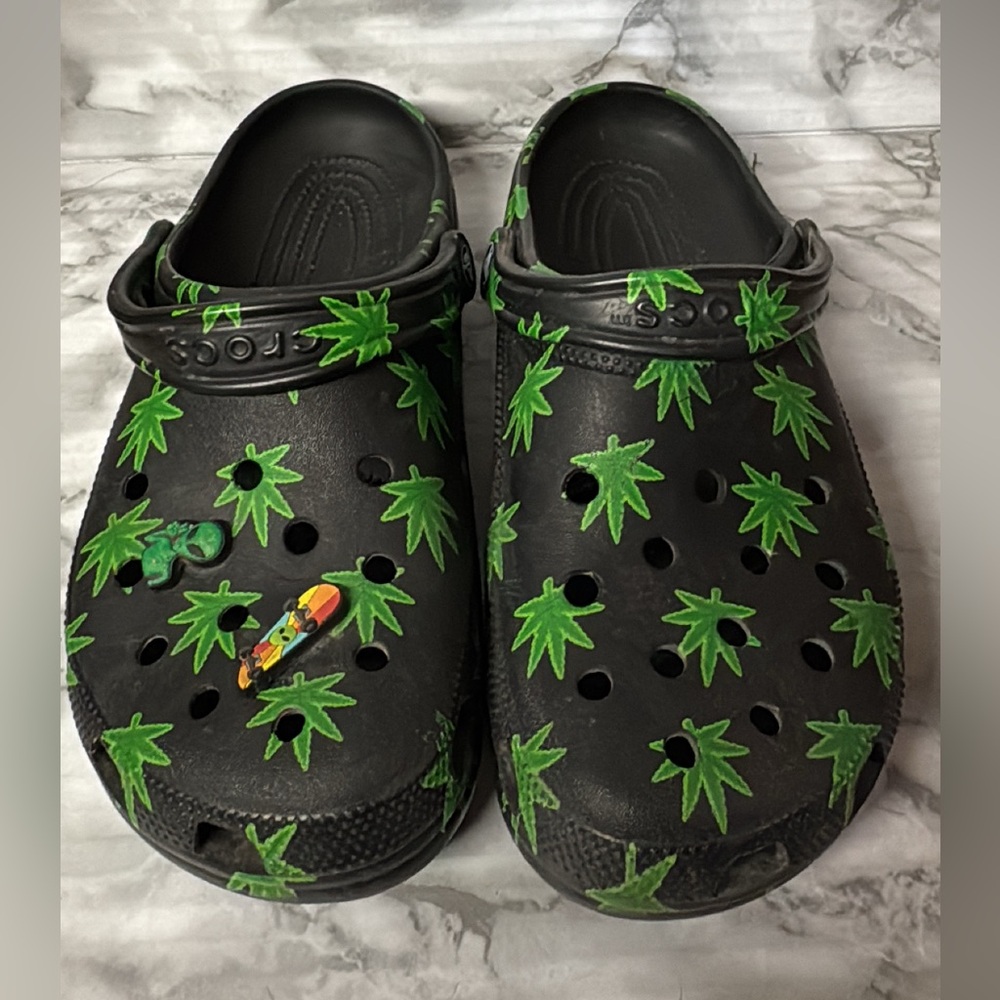 CROCS CLASSIC CLOGS GREEN LEAF DESIGN MENS Sz 9